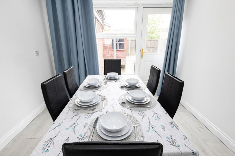 Others 4, Cosy Retreats Central+ Netflix+Free Parking, Manchester