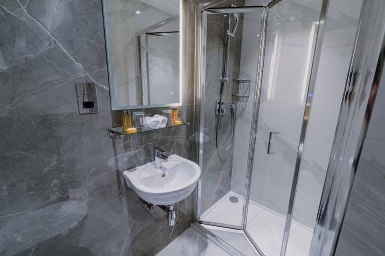 Bathroom 4, London House Hotel, London