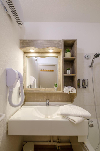Bathroom 2, Residence Des Thermes, Jura