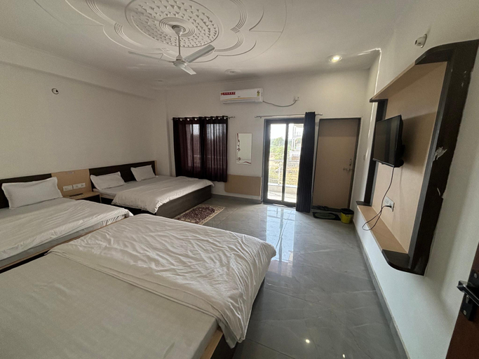 Bedroom 2, Shree radhe mohan hotel and resort khatushyamji, Sikar