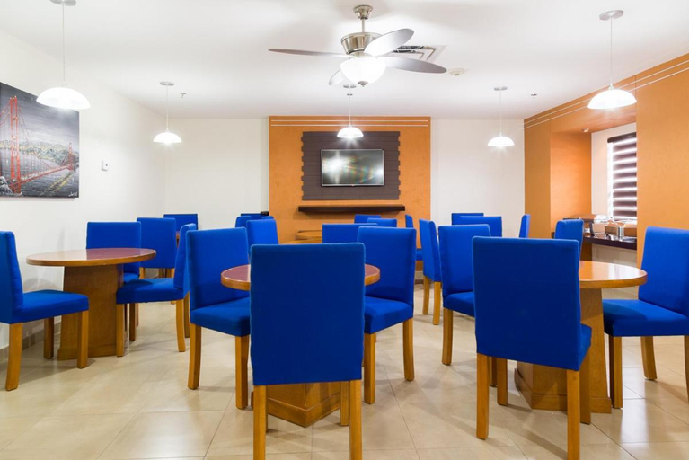 Food & Drinks 5, Microtel Inn & Suites By Wndham Ciudad Juarez, Juárez