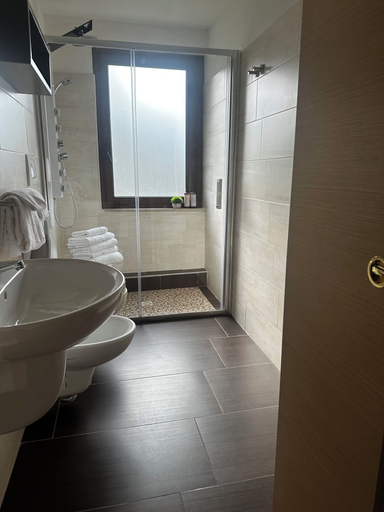 Bathroom 5, Hotel Iris, L'Aquila
