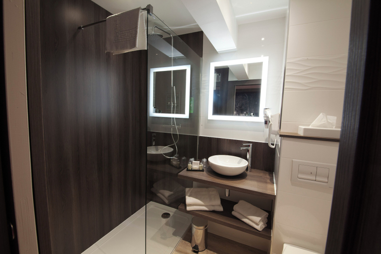 Bathroom 3, Hôtel le Kennedy, Clermont-Ferrand, The Originals Relais, Puy-de-Dôme