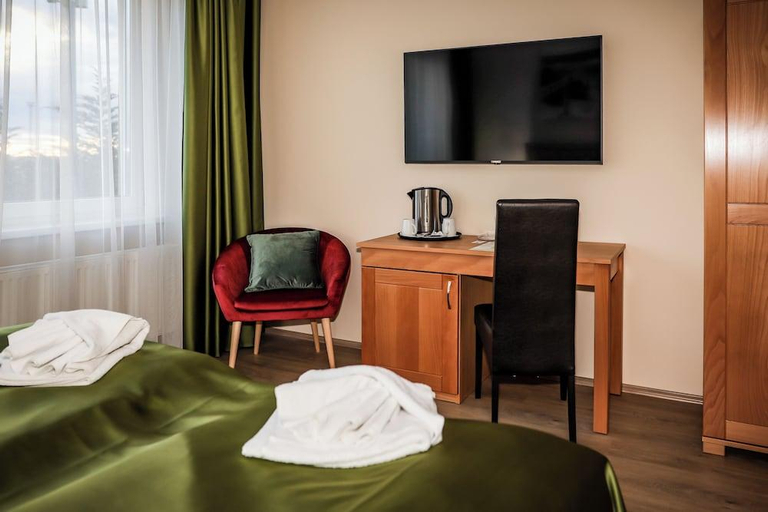 Bedroom 2, Land-Plan Hotel, Győr