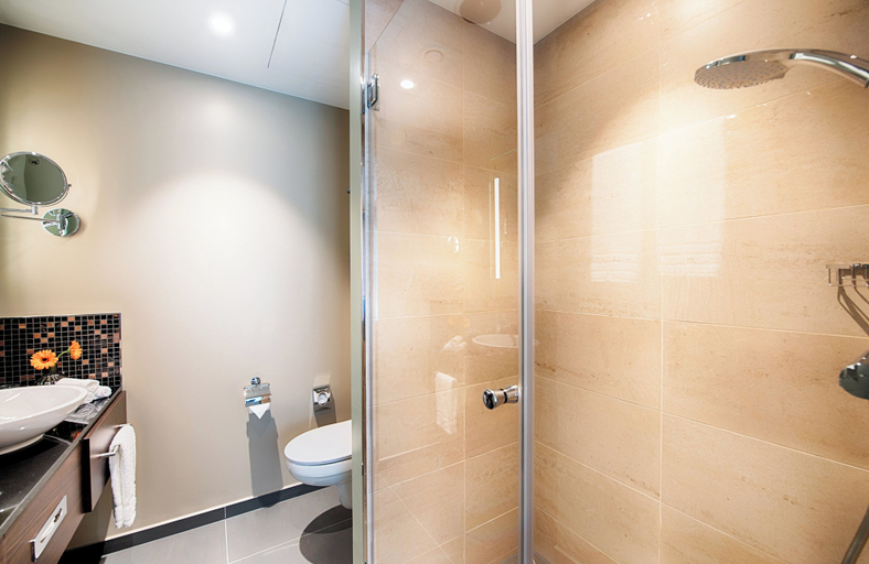 Bathroom 5, Leonardo Hotel Dortmund, Dortmund