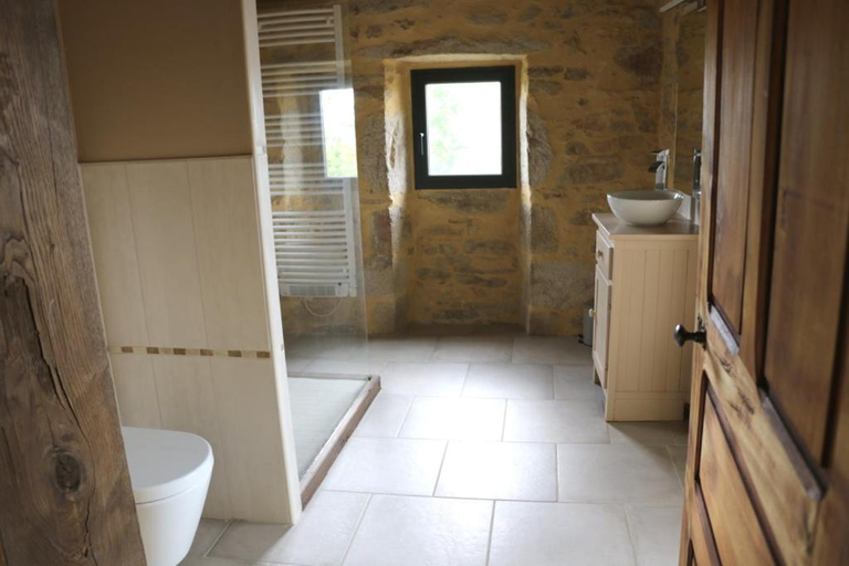 Bathroom 4, Chambre spacieuse dans maison de caractere, au calme, avec belle vue, Lot