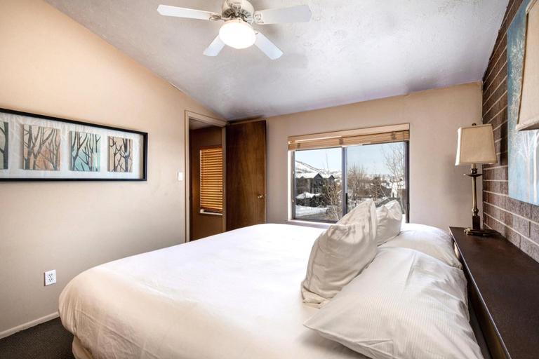 Room 5, Struggler 3 Bedrooms STR-1 by KBM, Summit