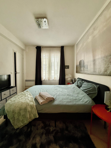 Bedroom 3, Peaceful 2 minutes European Parliament, Bruxelles
