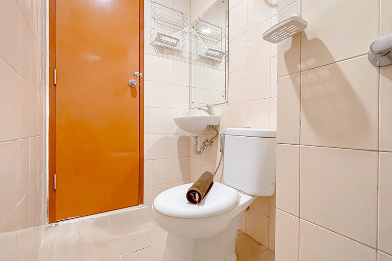 Bathroom 5, Compact Chic 2BR at Vida View Makassar Apartment By Travelio, Makassar