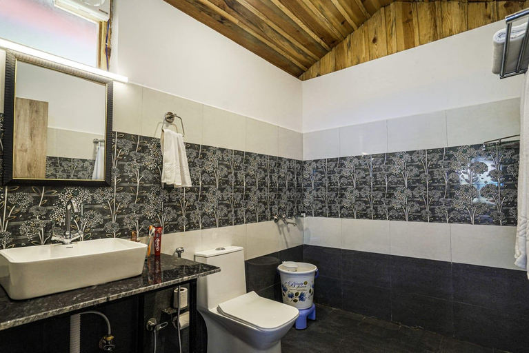 Bathroom, Buransh Valley Resort, Nainital