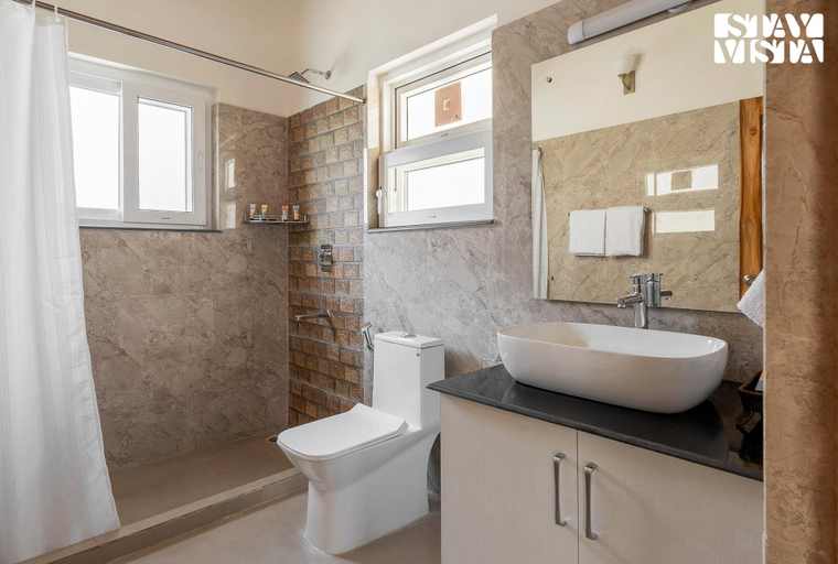 Bathroom 3, StayVista at Skylark Peaks with Outdoor Jacuzzi, Nainital