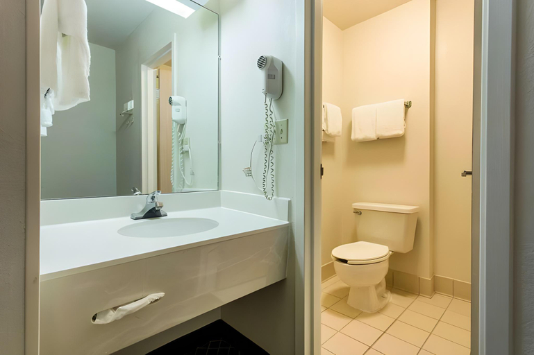 Bathroom 4, Econo Lodge Inn & Suites Airport, Mecklenburg