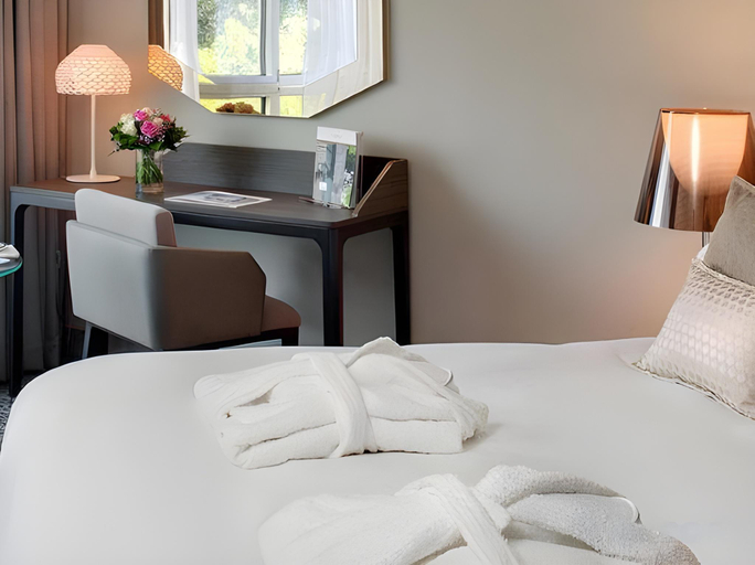 Bedroom 3, Vichy Spa Hotel Les Celestins, Allier