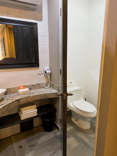 Bathroom 4, ILLUSION XPRESS Downtown Playa, Cozumel