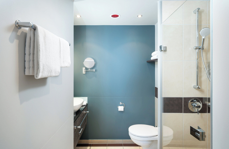 Bathroom 3, Leonardo Royal Hotel Munich, München