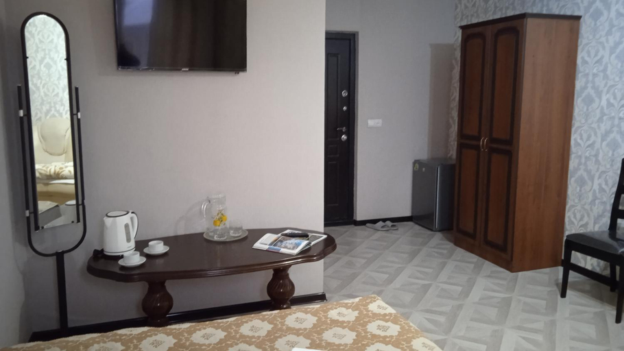Others 3, Gostinitsa Chetyre Sezona, Groznyy