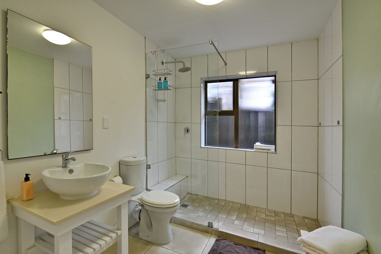 Bathroom 5, BonBini Guest House, Cacadu