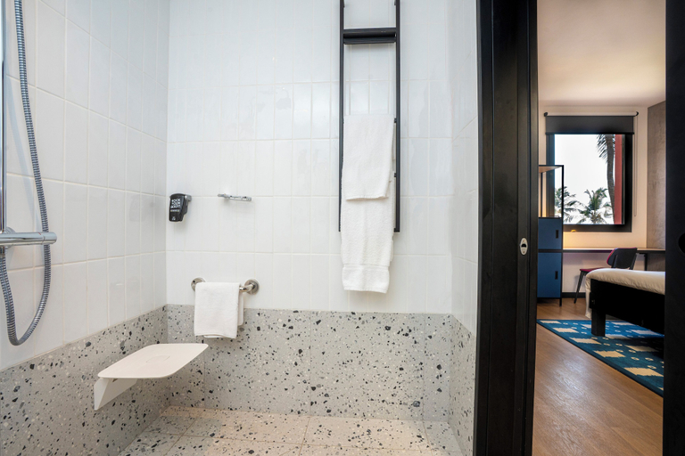 Bathroom 4, ibis Dakar, Dakar