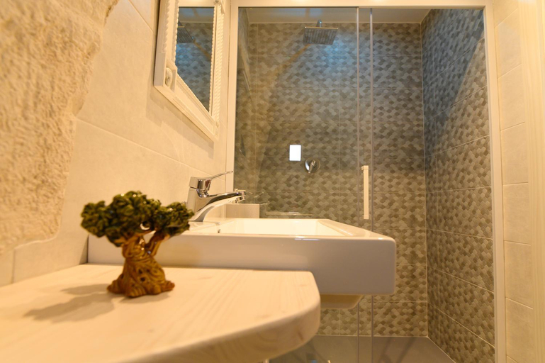 Bathroom 2, LUXURY ROOM CASSESE, Brindisi
