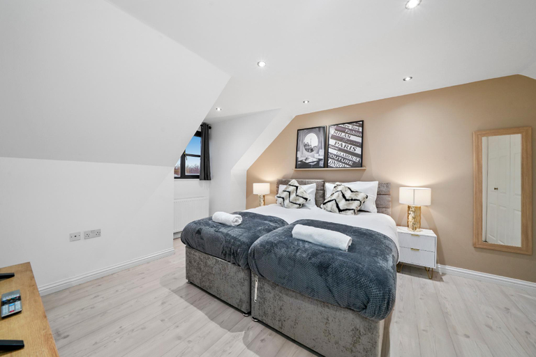 Others 5, Cosy House - Free Parking,  Pool Table, Smart TV , Milton Keynes