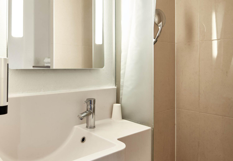 Bathroom 3, B&B Hotel Paris Saint-Denis Pleyel, Seine-Saint-Denis