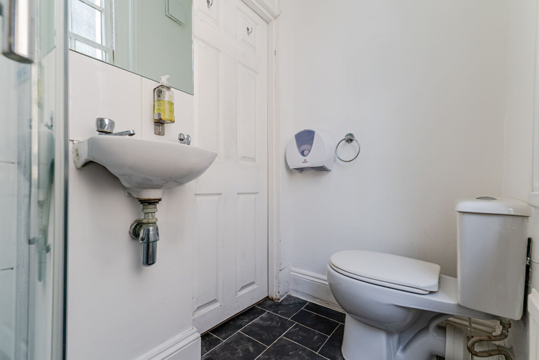 Bathroom 4, No 13 Georgian Shared House - By Clifton Short Lets, Bristol