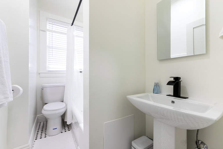 Bathroom 4, The Nirvana Apartment Hotel, Los Angeles
