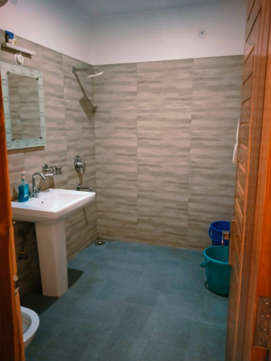 Bathroom, Baakhli Guest House and Restaurant, Nainital