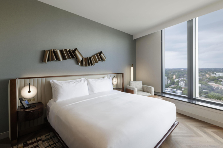 Bedroom 3, Hilton Arlington Rosslyn The Key, Arlington