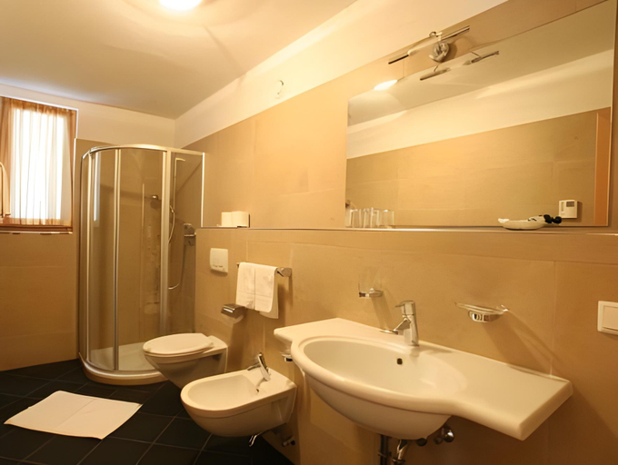 Bathroom 4, Hotel La Fradora - Dolomites Hotel, Bolzano