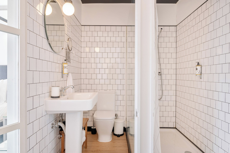 Bathroom 4, Miragaia Riverside Suites., Porto