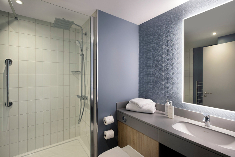 Bathroom 5, Leonardo Hotel Bristol City, Bristol