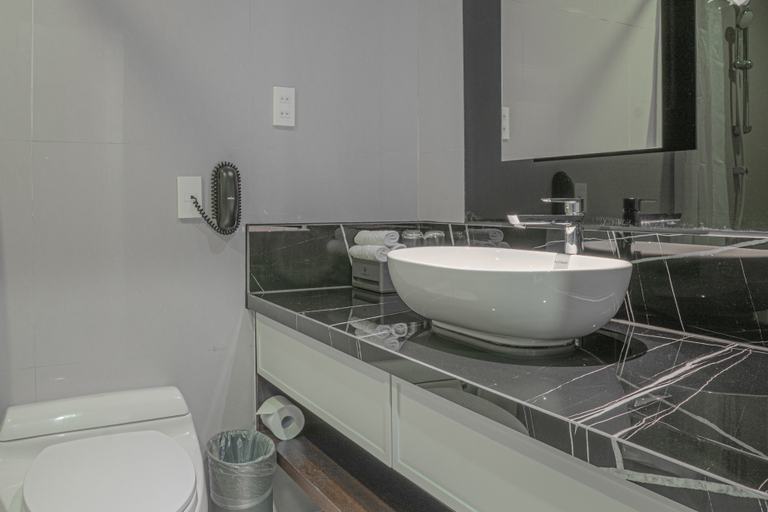 Bathroom, Bao Son International Hotel, Đống Đa