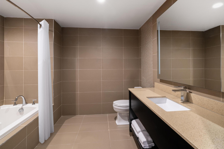 Bathroom 5, Best Western Premier NYC Gateway Hotel, North Bergen