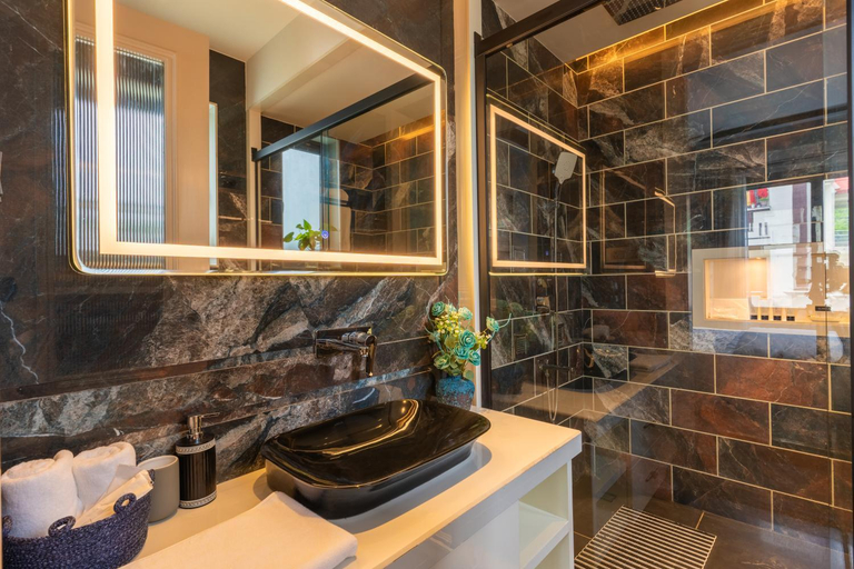 Bathroom 3, Aura Luxury Stays, Nainital