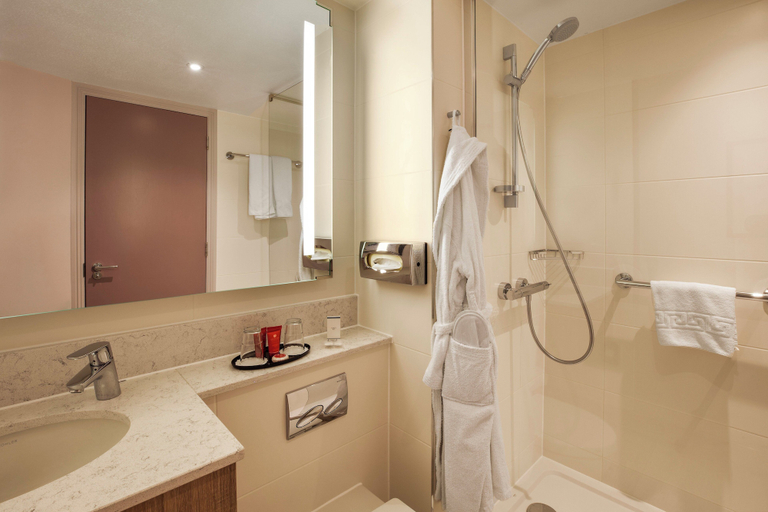 Bathroom 4, Leonardo London Heathrow Airport, London