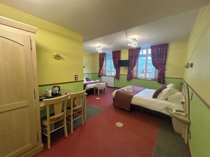 Bedroom 2, Hotel De Calais, Seine-Maritime