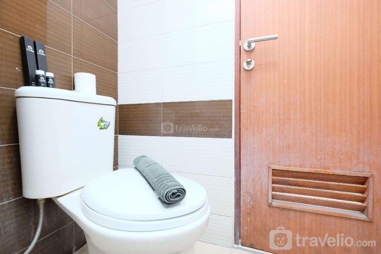 Bathroom 2, Warm Studio at Margonda Residence 3 By Travelio, Depok