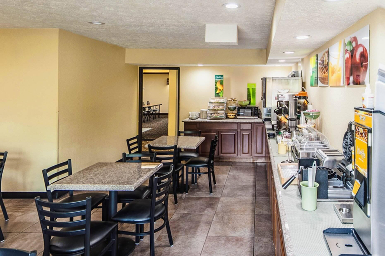 Food & Drinks 5, Quality Inn Decatur near US-224, Adams