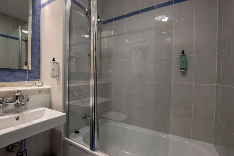 Bathroom 4, Travelodge Alicante Puerto, Alicante