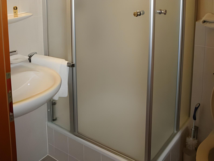 Bathroom 3, Hotel Am Exerzierplatz, Mannheim