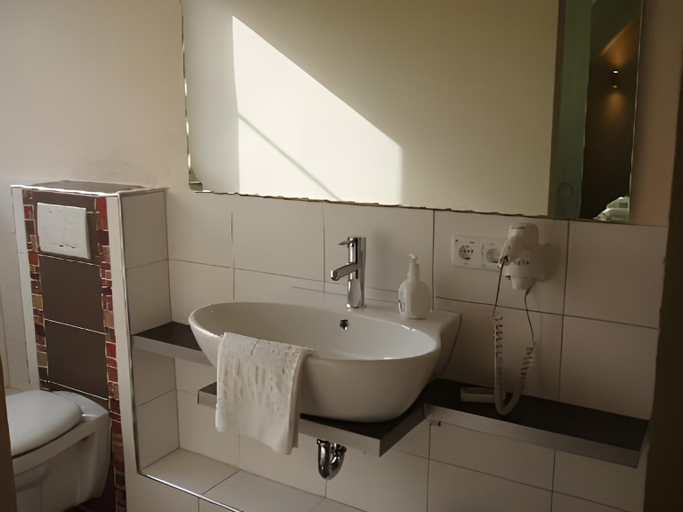 Bathroom 3, Flair Hotel Hopfengarten, Miltenberg