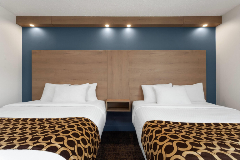 Bedroom 3, Travelodge by Wyndham Blairmore, Division No. 15
