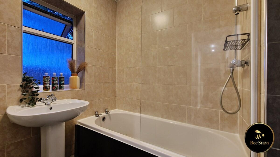 Bathroom 4, Bee Stays- Byron House, Salford