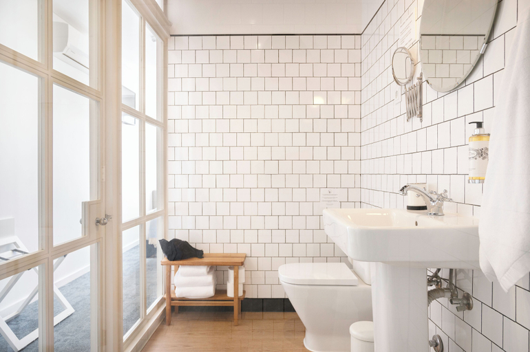 Bathroom 3, Miragaia Riverside Suites., Porto