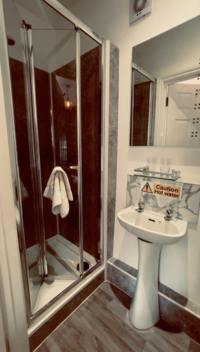 Bathroom 4, THE ITALIAN GREYHOUND, Leicestershire