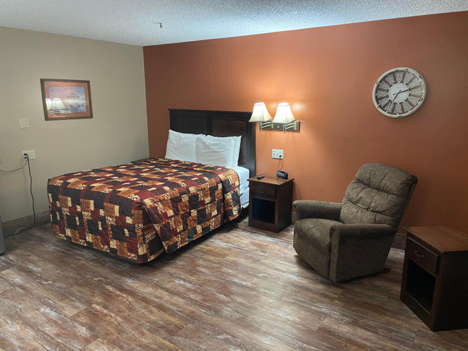 Bedroom 3, Southfork Motel, Davis