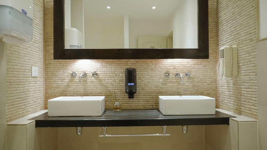 Bathroom 4, Hotel Albatros, Ushuaia