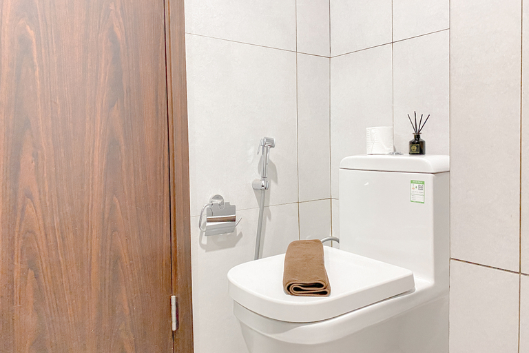 Bathroom 4, Simple White Designed Studio at LRT City Bekasi Apartment By Travelio, Bekasi