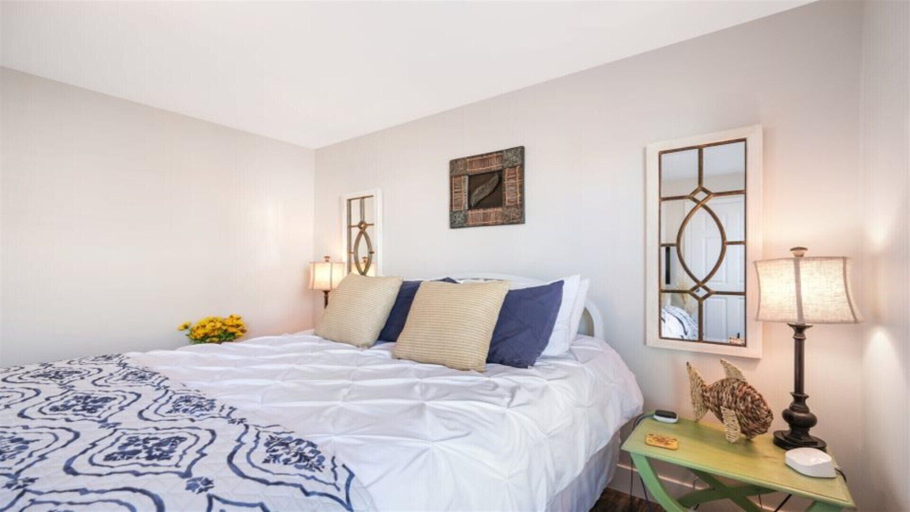 Bedroom 3, Huck Finn #26, La Salle